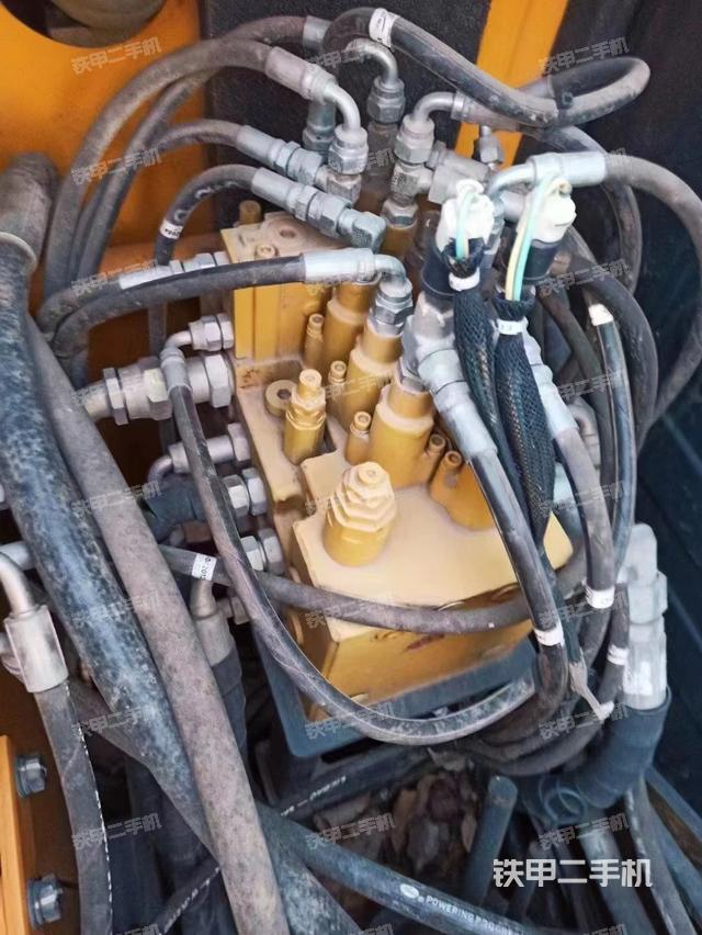 回转马达和主控阀（整机外观）