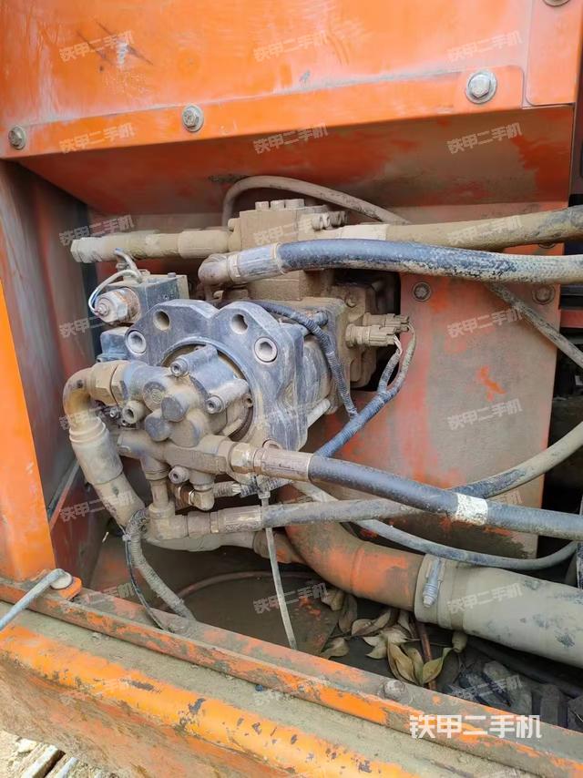 液压泵舱室正面整体（整机外观）