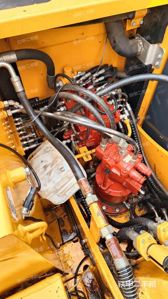 回转马达和主控阀（整机外观）