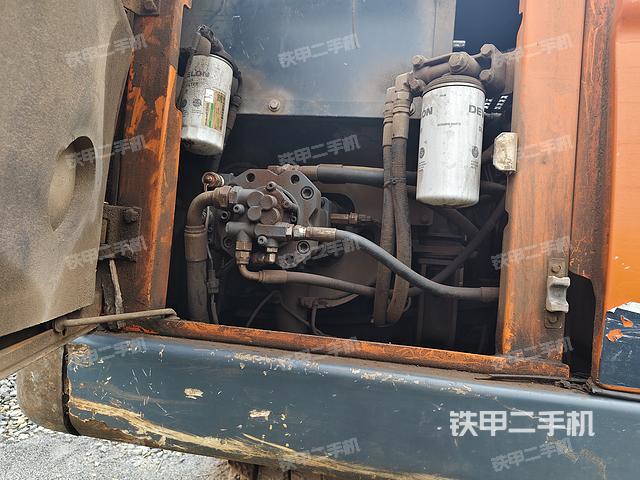 液压泵舱室正面整体（整机外观）