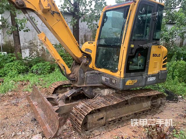 驾驶室顶部（整机外观）