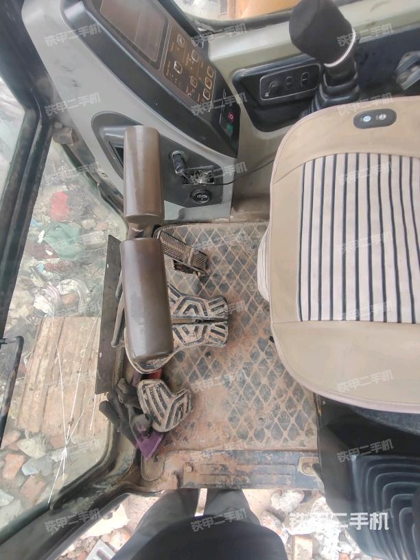 行走控制手柄和踏板 俯拍（驾驶室部分）