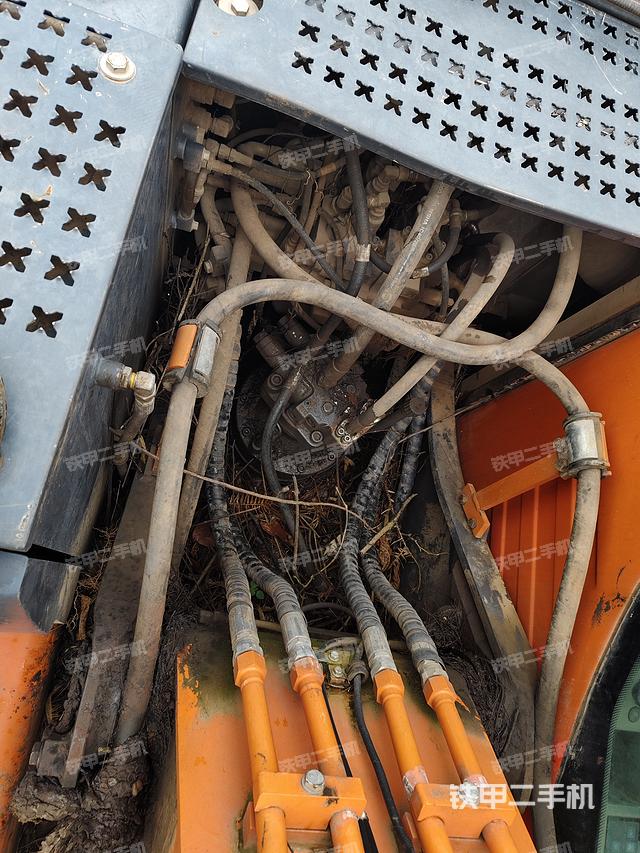 回转马达和主控阀（整机外观）