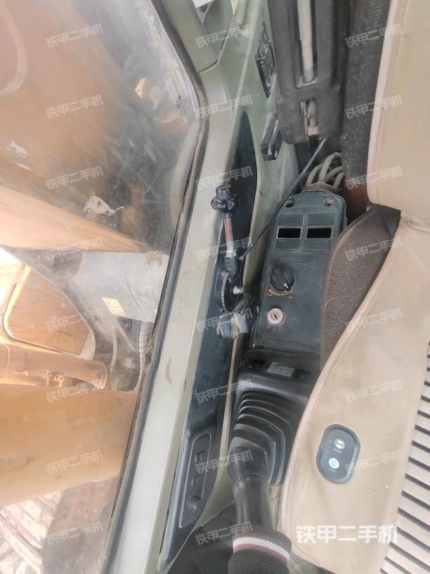 座椅左侧控制台/音响/含左手柄（驾驶室部分）