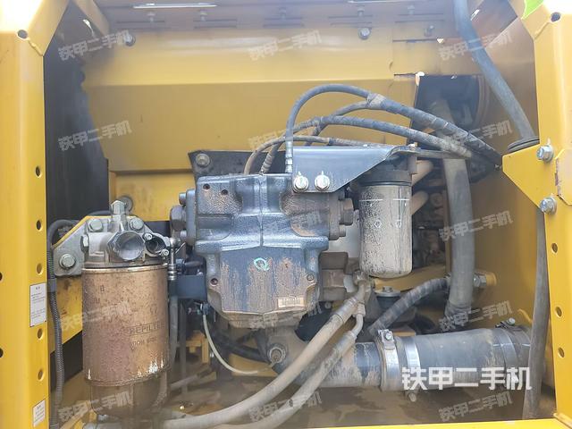 液压泵舱室正面整体（整机外观）