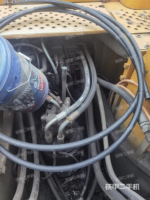 回转马达和主控阀（整机外观）