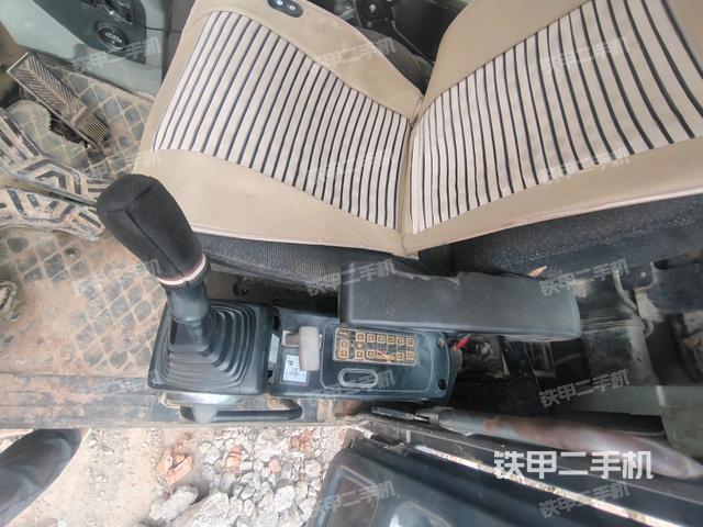 座椅右侧控制台/钥匙门/油门/含右手柄（驾驶室部分）