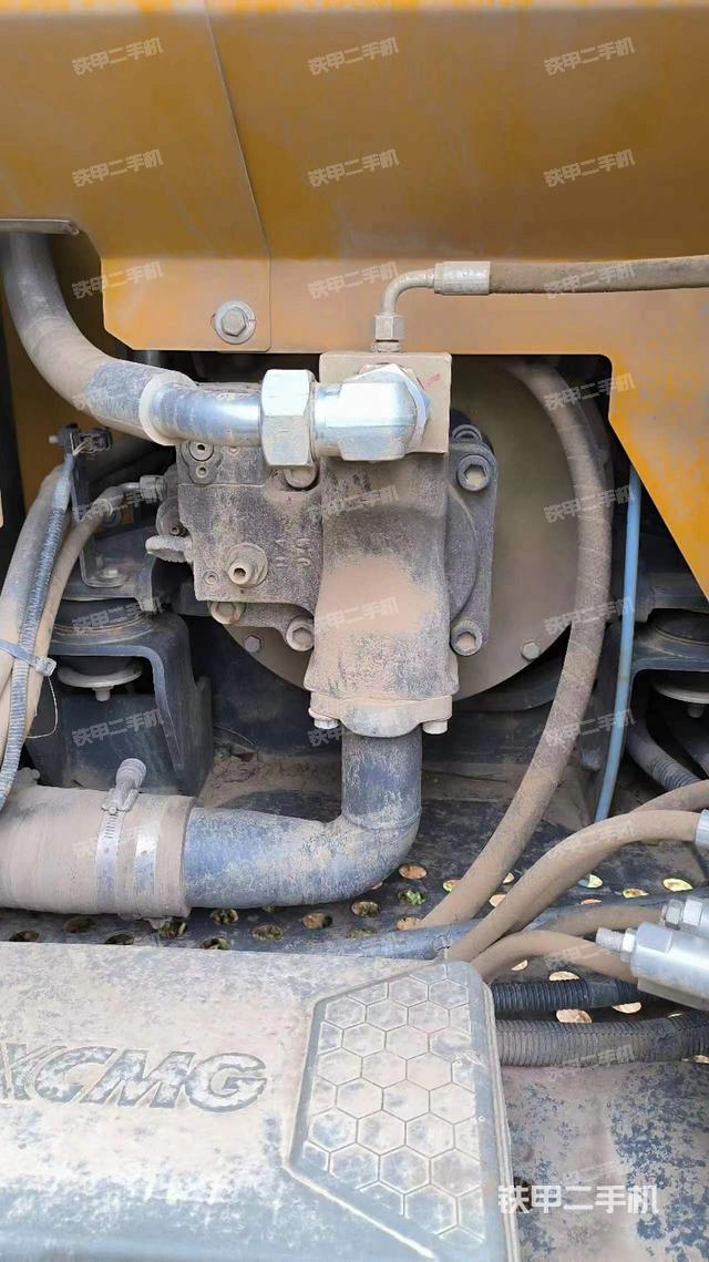 液压泵舱室正面整体（整机外观）