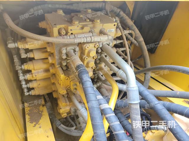 回转马达和主控阀（整机外观）