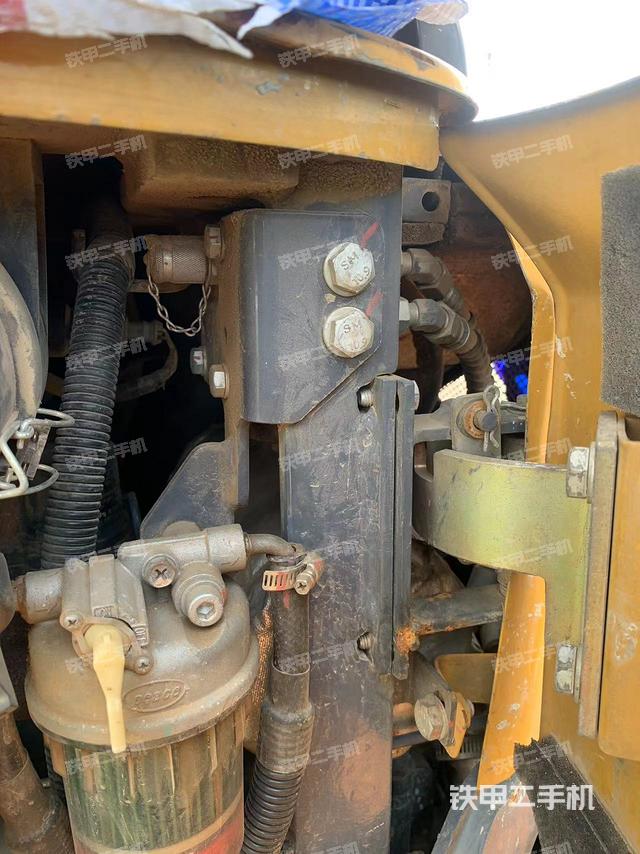 液压泵舱室正面整体（整机外观）