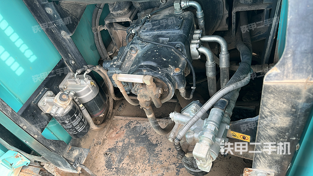 液压泵舱室正面整体（整机外观）