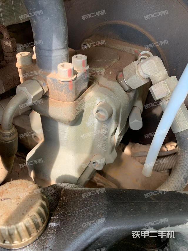 液压泵舱室正面整体（整机外观）