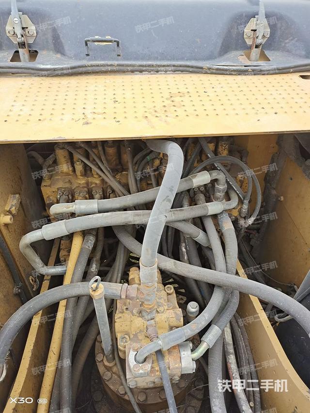 回转马达和主控阀（整机外观）