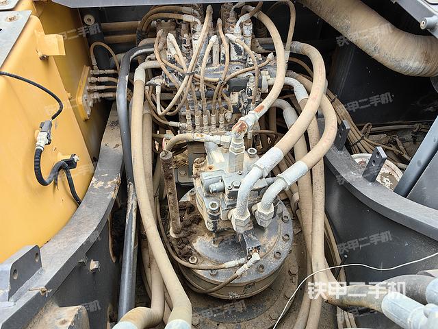 回转马达和主控阀（整机外观）