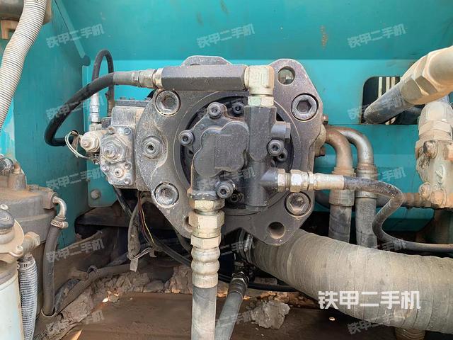 液压泵舱室正面整体（整机外观）