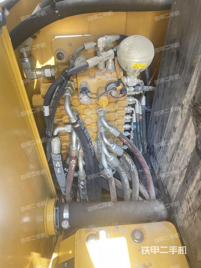 回转马达和主控阀（整机外观）