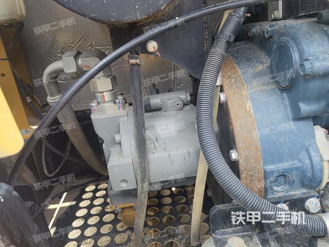 液压泵舱室正面整体（整机外观）