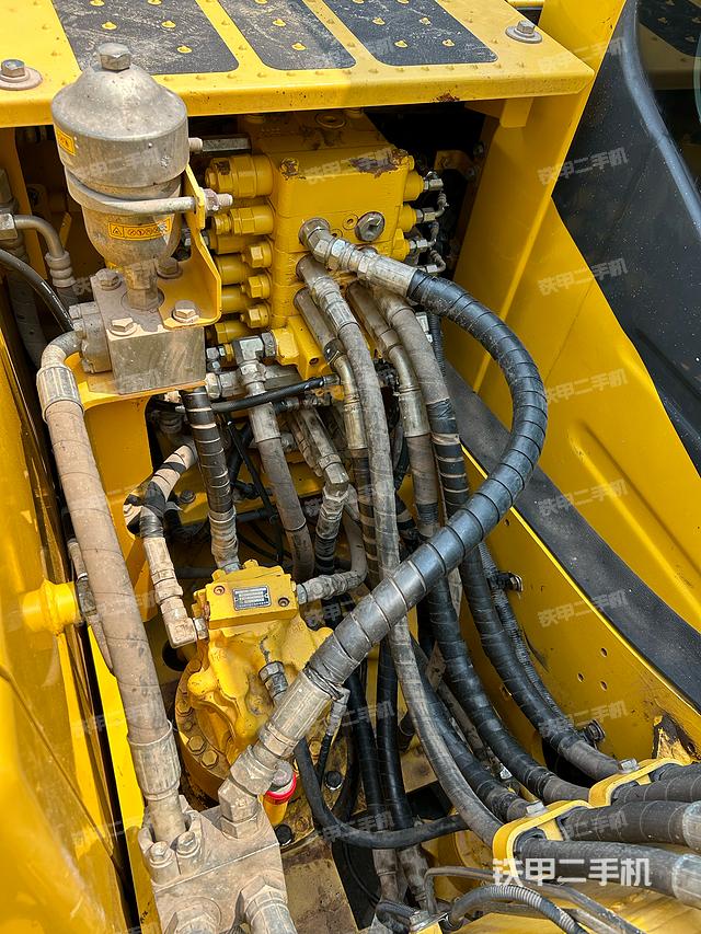 回转马达和主控阀（整机外观）