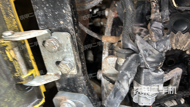 液压泵舱室正面整体（整机外观）