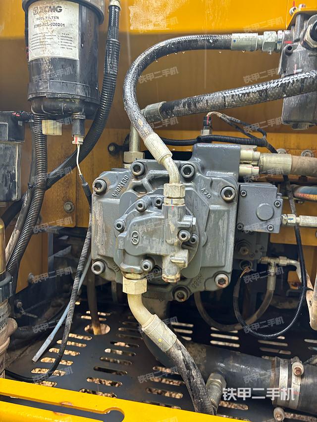 液压泵舱室正面整体（整机外观）