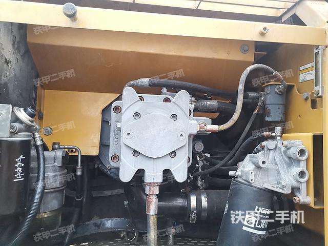 液压泵舱室正面整体（整机外观）