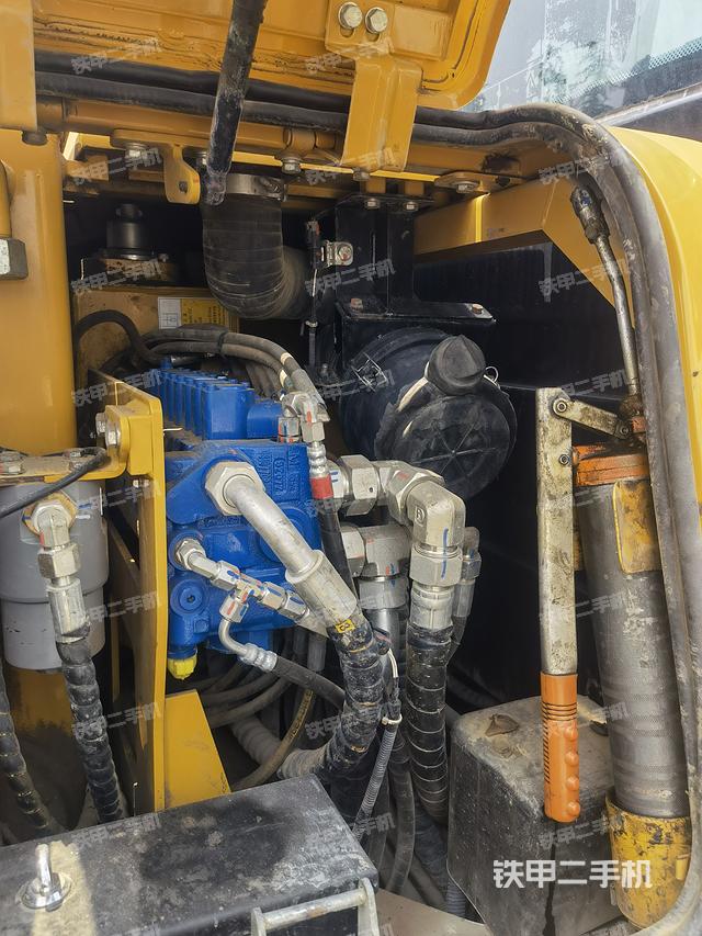 回转马达和主控阀（整机外观）