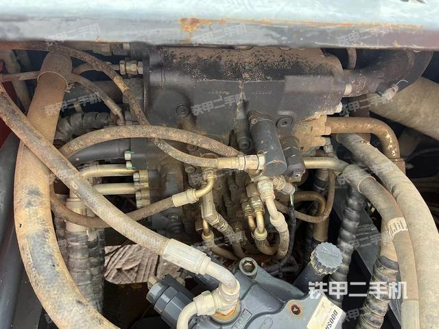 回转马达和主控阀（整机外观）