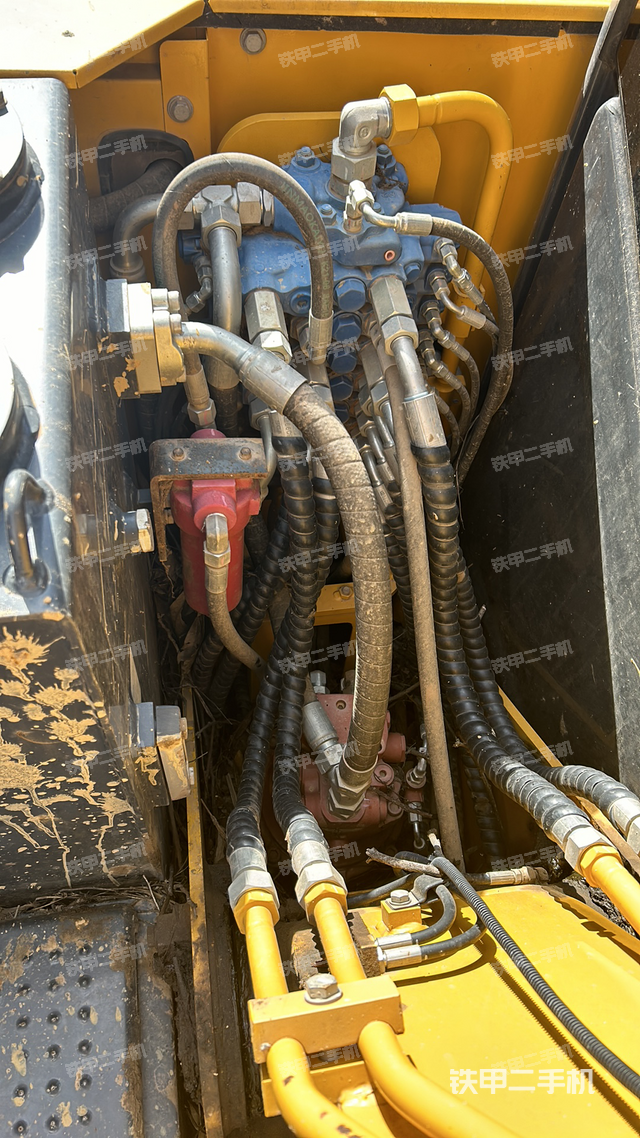 回转马达和主控阀（整机外观）