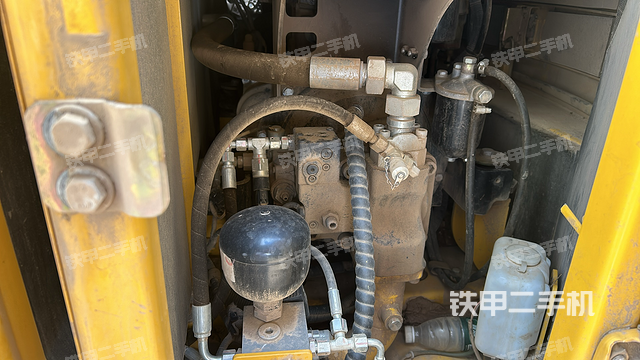 液压泵舱室正面整体（整机外观）