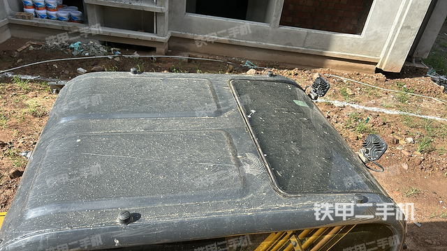 驾驶室顶部（整机外观）