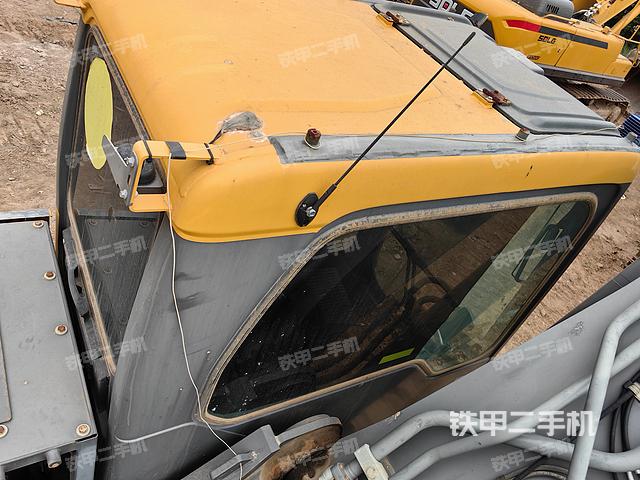 驾驶室顶部（整机外观）