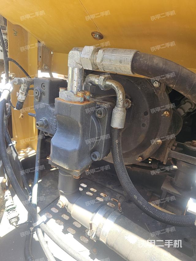 液压泵舱室正面整体（整机外观）