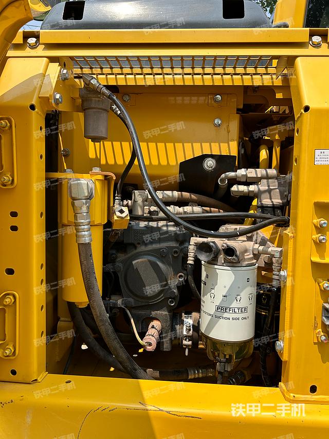 液压泵舱室正面整体（整机外观）