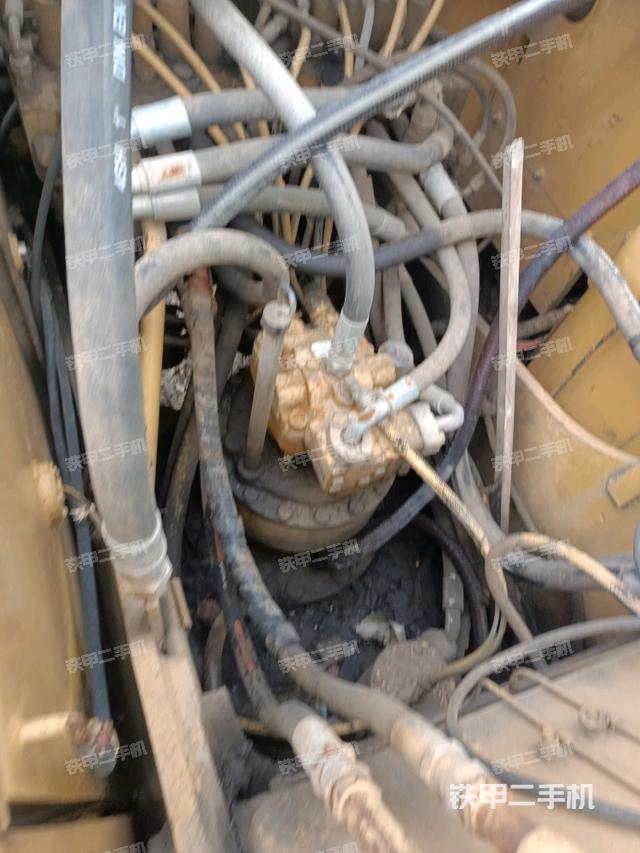 液压泵舱室正面整体（整机外观）