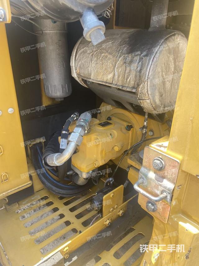 液压泵舱室正面整体（整机外观）