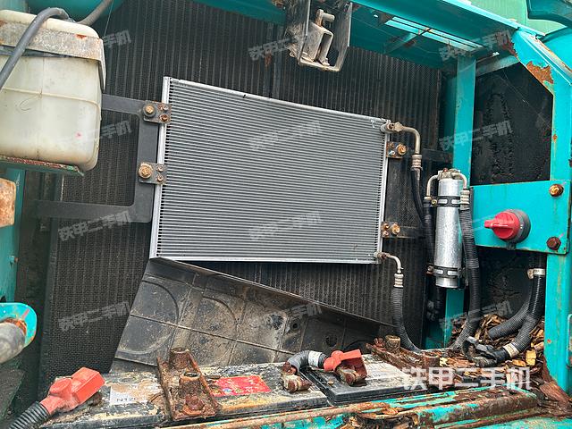 液压泵舱室正面整体（整机外观）