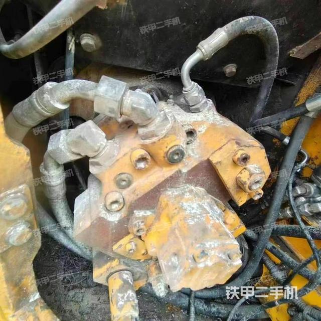 液压泵舱室正面整体（整机外观）