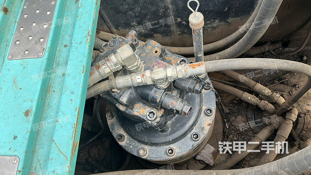 回转马达和主控阀（整机外观）