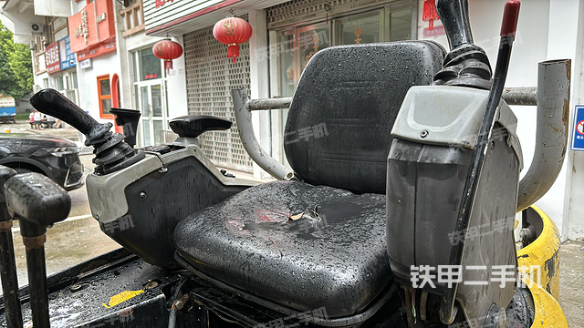 驾驶室顶部（整机外观）