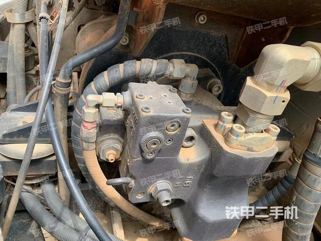 液压泵舱室正面整体（整机外观）