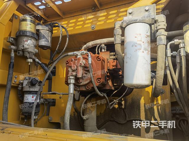 液压泵舱室正面整体（整机外观）