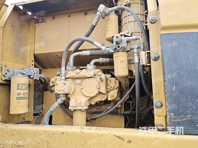 液压泵舱室正面整体（整机外观）