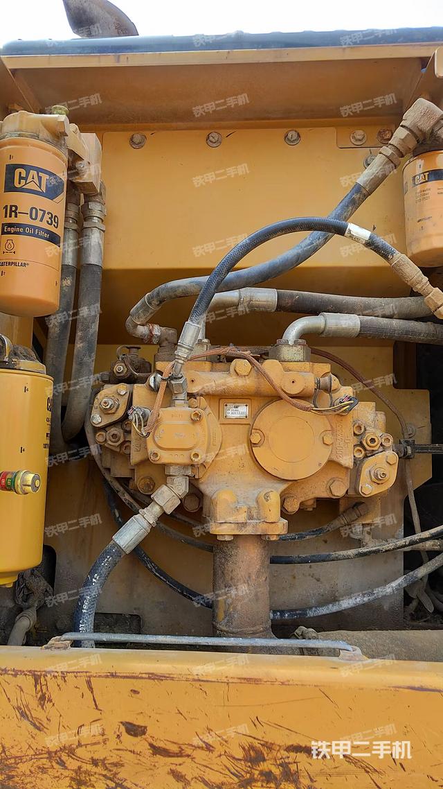 液压泵舱室正面整体（整机外观）