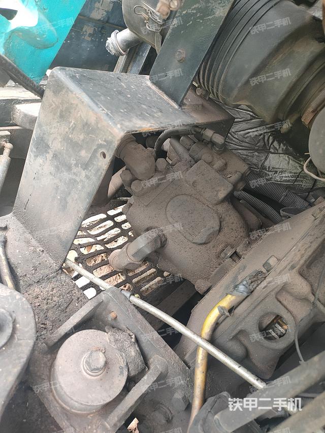 液压泵舱室正面整体（整机外观）