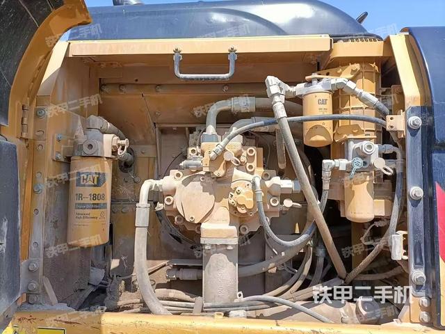 液压泵舱室正面整体（整机外观）