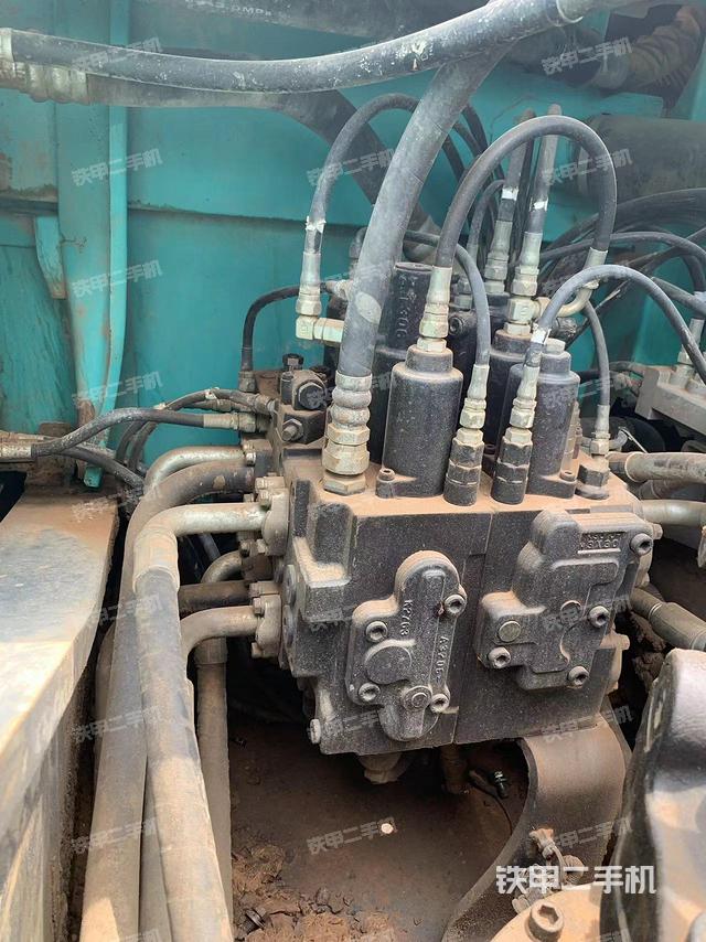 回转马达和主控阀（整机外观）