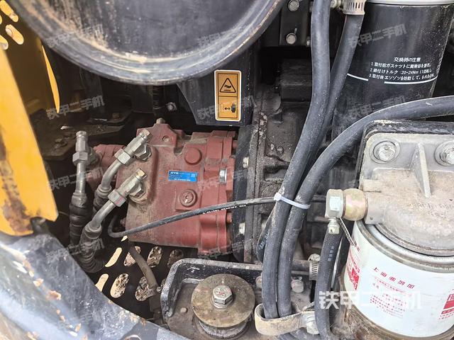 液压泵舱室正面整体（整机外观）