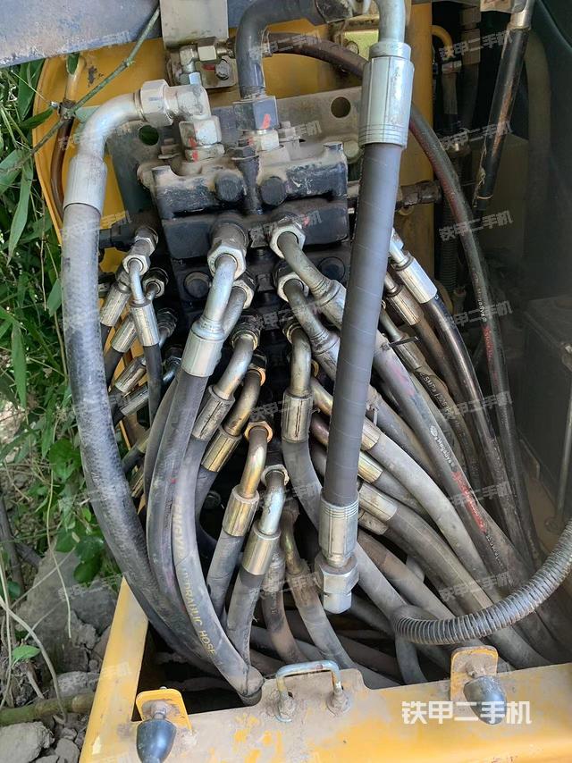 回转马达和主控阀（整机外观）