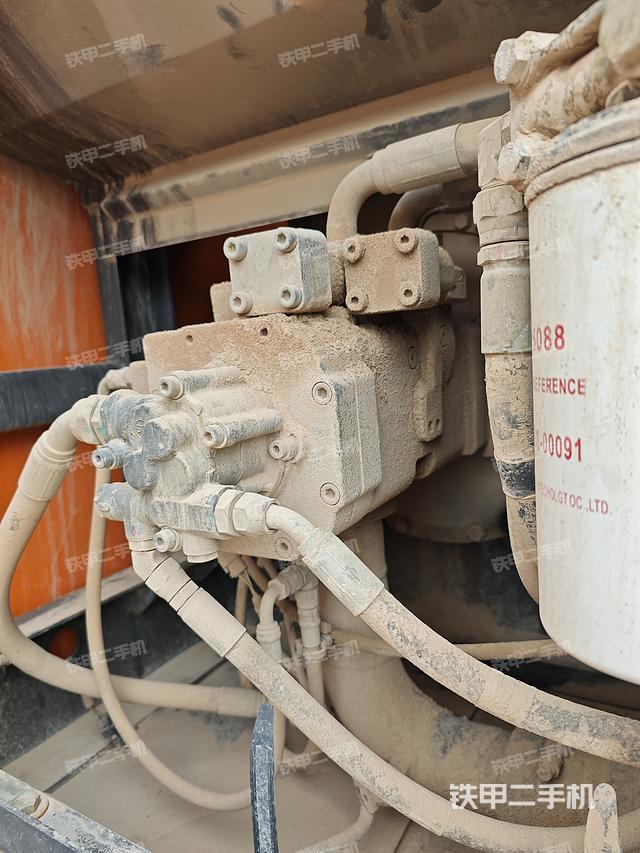 液压泵舱室正面整体（整机外观）