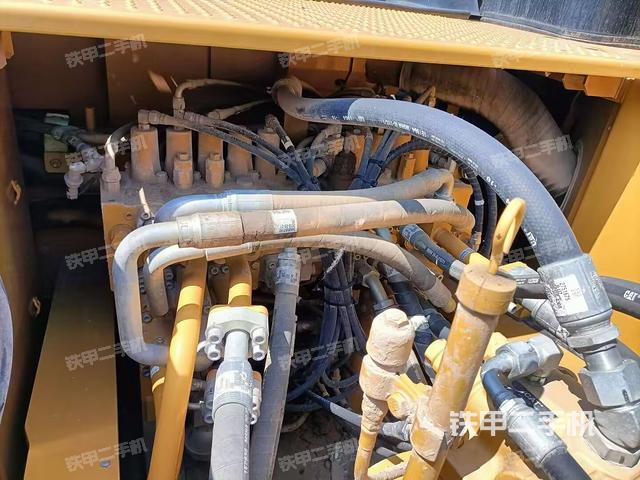 回转马达和主控阀（整机外观）